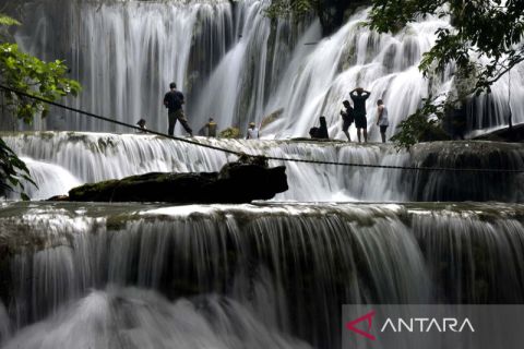 Indahnya wisata air terjun Piala di Banggai