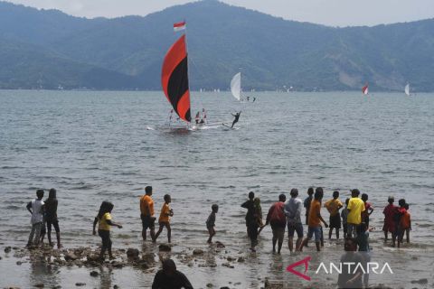 Lomba perahu layar tradisional di Teluk Palu