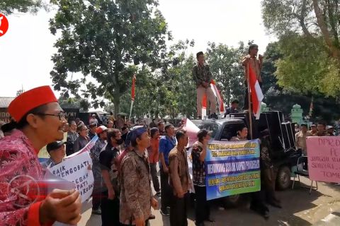 Aksi damai RT RW dukung Bupati Pandeglang sediakan sepeda listrik