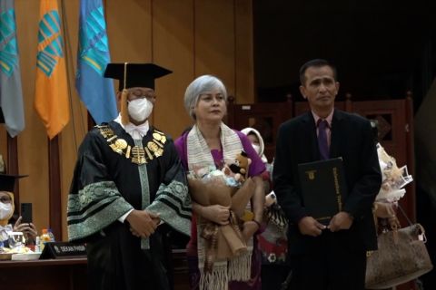 Ayah Brigadir Yoshua wakili wisuda anaknya di UT