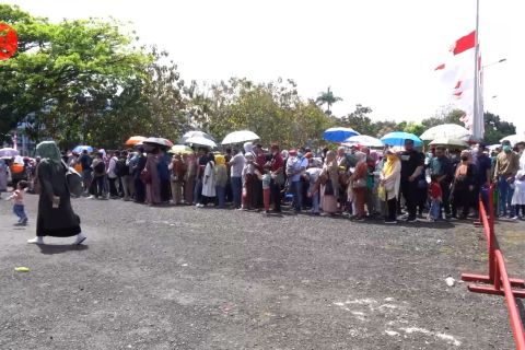 Ribuan warga antre lihat pesawat di “Open House PT DI”