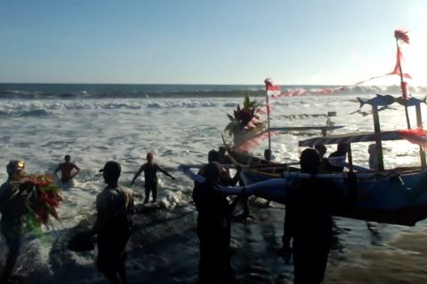 Gelaran petik laut di pantai Paseban dengan pengawasan Satpolair
