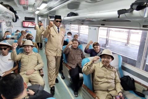 Gunakan pakaian abad XIX, KAI Daop 4 Semarang tempuh 25 km