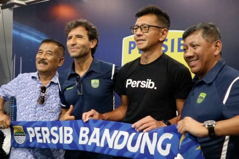 Luis Milla resmi diperkenalkan sebagai pelatih baru Persib Bandung