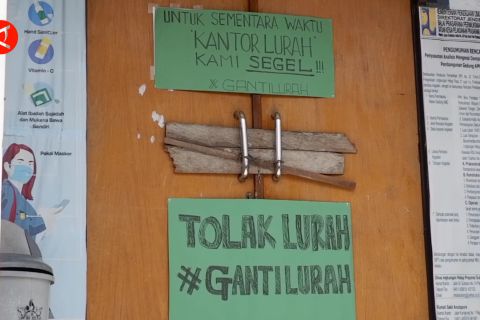 Lurah dituduh pungli, warga segel Kantor Kelurahan Donggala Kodi