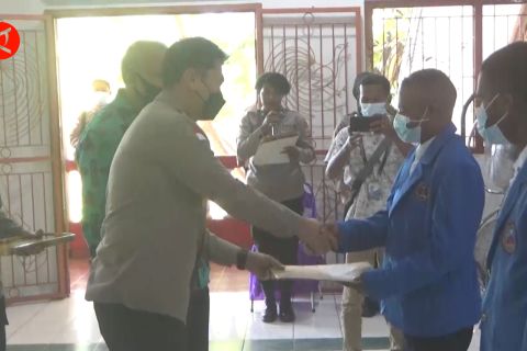 Mabes Polri salurkan beasiswa kepada mahasiswa berprestasi di Papua
