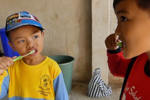 Mengajarkan cara gosok gigi yang benar pada anak