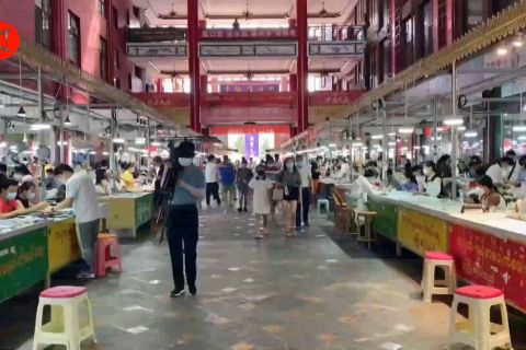 Pasar perhiasan ramai di kota Ruili yang berbatasan dengan Myanmar