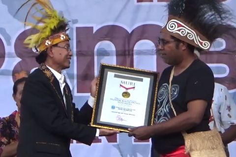 Pemkab Biak Numfor pecahkan rekor MURI penabuh Tifa terbanyak