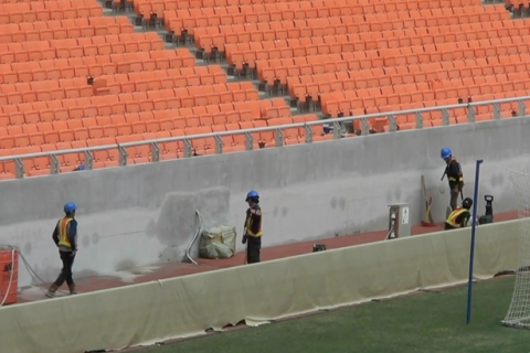 Penguatan pagar tribun penonton JIS dilakukan menyeluruh