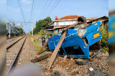 Polresta Bogor Kota evakuasi angkutan umum tertabrak KRL