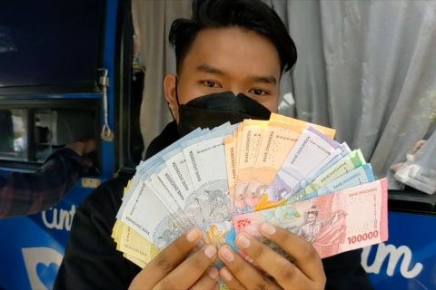 Ratusan warga Cirebon rela antre demi tukar uang baru