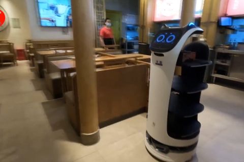 Restoran China suguhkan pengalaman santap dilayani robot