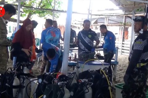 Kibarkan bendera di bawah laut, Lanal Lhokseumawe libatkan 29 penyelam
