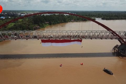 Sambut HUT ke-77 RI, Bendera Merah Putih berkibar di Jembatan Kahayan