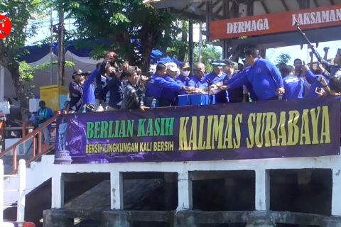 Prajurit Koarmada II membersihkan sungai Kalimas Surabaya