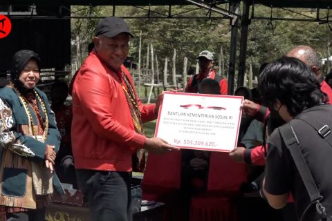 Risma salurkan bantuan ke Puncak Jaya Papua