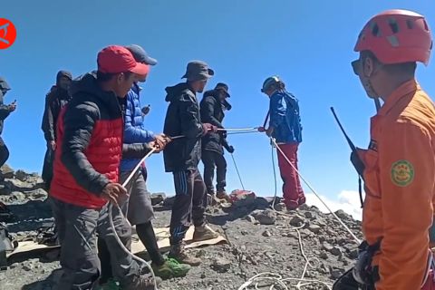 SAR evakuasi jenazah pendaki asing jatuh ke jurang kawah Rinjani