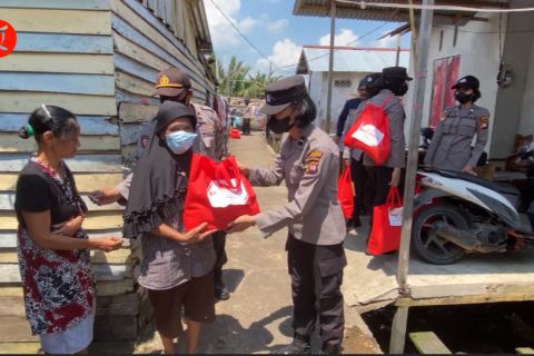 Polwan Kubu Raya distribusikan bansos untuk masyarakat pesisir