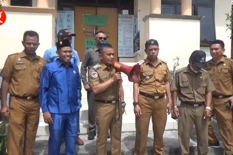 Temui pengunjuk rasa, Wali Kota Palu nonaktifkan Lurah Donggala Kodi