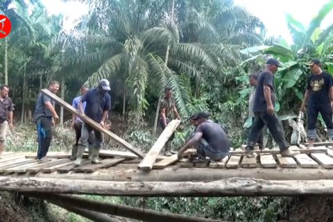 Warga Aceh Utara bangun jembatan darurat cegah desa terisolasi