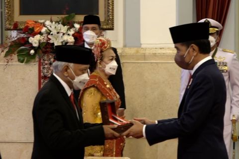 Jelang HUT RI, Presiden anugerahkan 5 tanda kehormatan