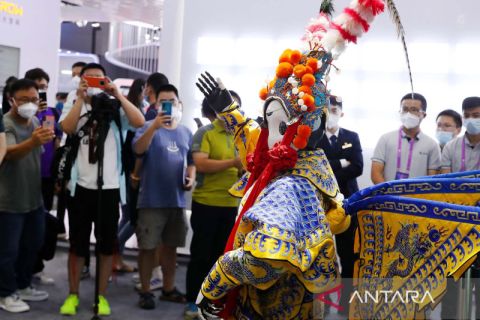 Aksi robot di konferensi kecerdasan buatan (AI) dunia di Shanghai