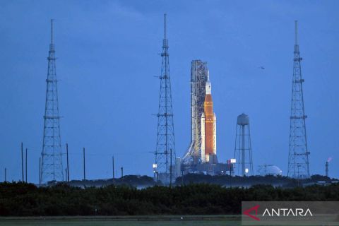 Roket Artemis 1 NASA akan terbang ke bulan pada Minggu dini hari
