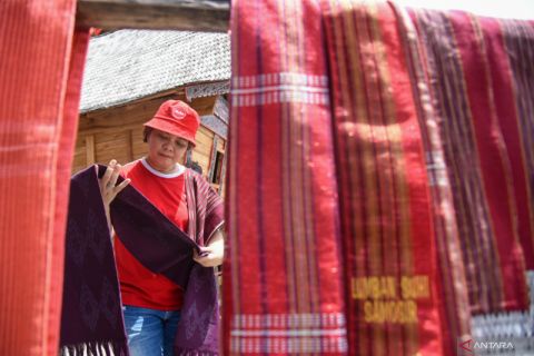 Kerja sama AirAsia Indonesia dan Toba Tenun