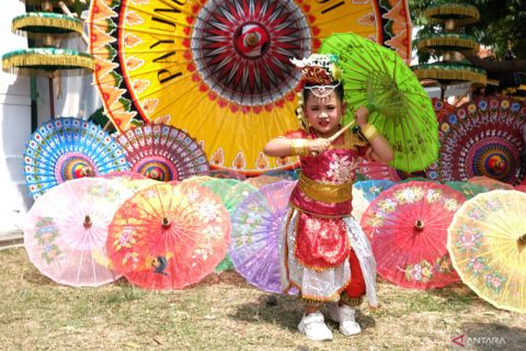 Melestarikan payung lukisan