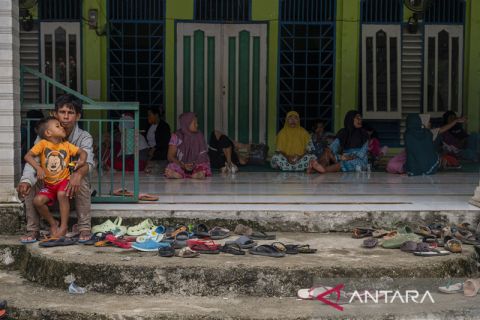 Pengungsi Banjir di Sigi Menumpang di Masjid