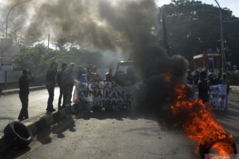 Unjuk rasa tolak kenaikan harga BBM di Makassar