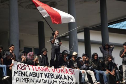 UNJUK RASA MAHASISWA TOLAK KENAIKAN HARGA BBM