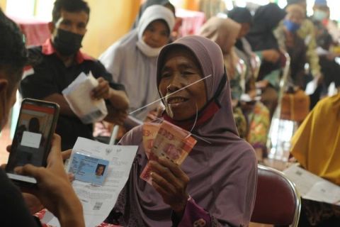 Penyaluran bantuan langsung tunai