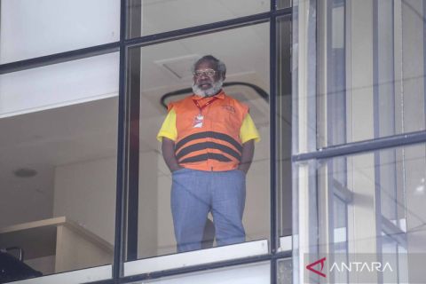 Bupati Mimika Eltinus Omaleng jalani pemeriksaan oleh penyidik KPK