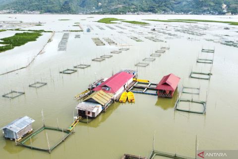 Keramba terapung di Danau Limboto