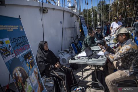 Layanan pengurusan paspor di atas KRI Bima Suci