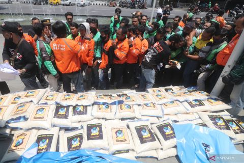 Bantuan beras untuk pengemudi ojek online