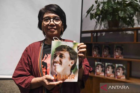 Suciwati rekam perjalanan hidupnya dalam buku Mencintai Munir