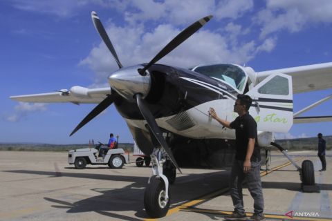 Kedatangan pesawat pengangkut kargo logistik antarpulau di NTT
