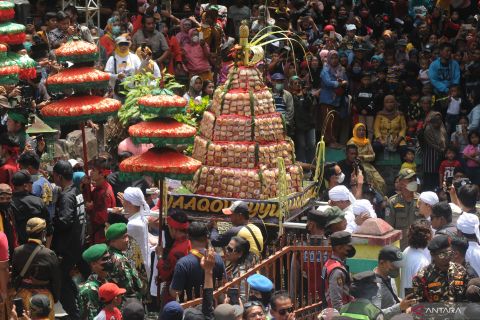 Tradisi sebar apem Yaa Qawiyyu