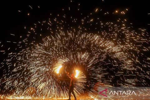 Aksi akrobat api di Mesir