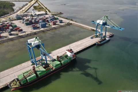 AKTIVITAS BONGKAR MUAT PT PELINDO IV KENDARI