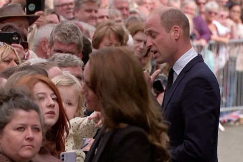 William dan Kate temui pelayat di Sandringham