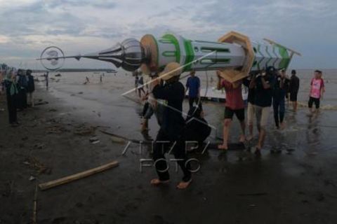Pemindahan Menara Adat Jelang Mandi Safar