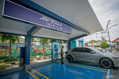 Fasilitas pengisian kendaraan listrik di Solo