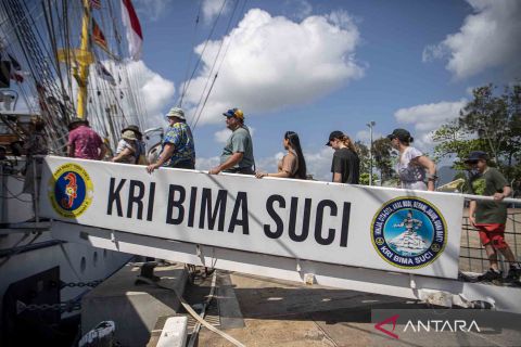 Antusiasme warga negara asing berkunjung melihat KRI Bima Suci