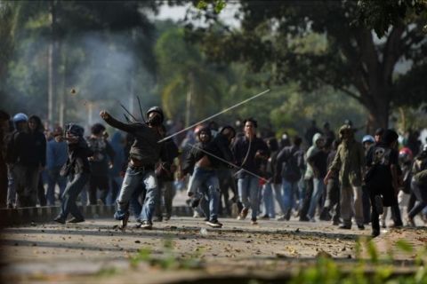 BENTROK MAHASISWA DENGAN POLISI DI KENDARI