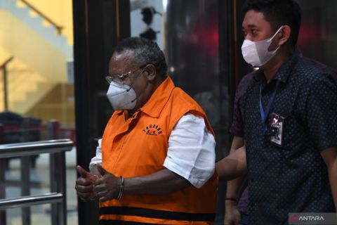 Bupati nonaktif Mimika Eltinus Omaleng diperiksa KPK