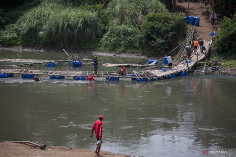 Jembatan sesek Bengawan Solo rusak